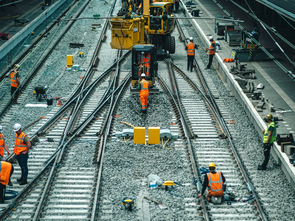 Einsatzteam der CG Safe Rail GmbH bei der Gleisbausicherung im Münchner Schienennetz
