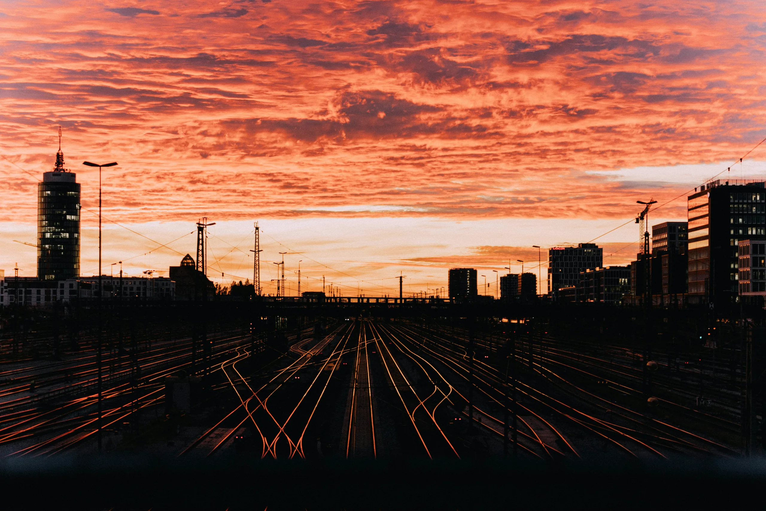 Vollflächiges Hintergrundbild: Professionelle Gleisbausicherung im Schienennetz der Landeshauptstadt München
