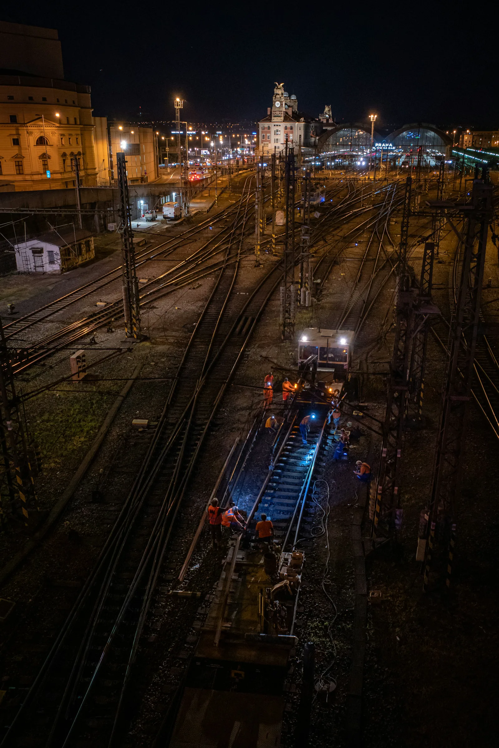 Atmosphärischer Sektions-Hintergrund: Sicherungsarbeiten bei Nacht im Raum München